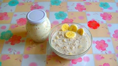 Овсянка в банке с бананом и арахисовым маслом