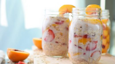 Овсянка в банке с йогуртом и мандаринами