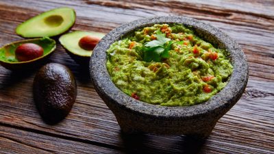 Гуакамоле с кинзой и лимонным соком