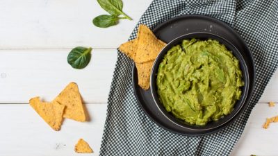 Гуакамоле с перцем чили и мятой