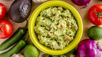 Гуакамоле с помидорами и кориандром