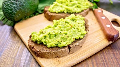 Поджаренный цельнозерновой хлеб с гуакамоле