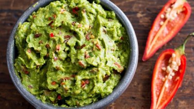 Гуакамоле с перцем чили и помидорами