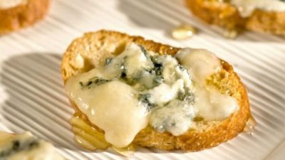 Брускетта с адыгейским сыром и кинзой