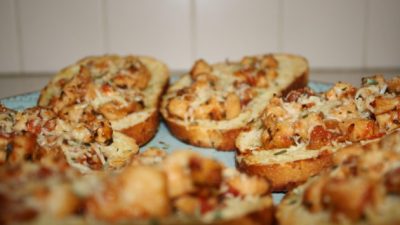 Брускетта с курицей и перцем чили