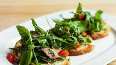 Брускетта с баклажанами и рукколой