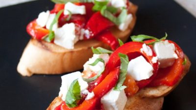 Брускетта с болгарским перцем и сыром фета