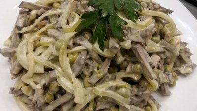 Салат из свиного сердца и маринованного лука с майонезом