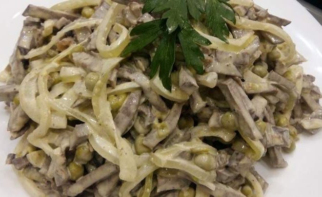 Рецепт Салат из свиного сердца с языком, копченой индейкой и грибами