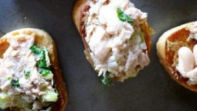 Брускетта с консервированным тунцом и оливками