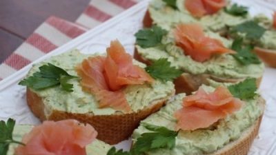 Брускетта с авокадо, лососем и рукколой