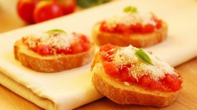 Брускетта с помидорами, чесноком и пармезаном