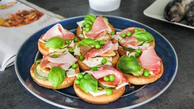 Брускетта с ветчиной, цукини и чесноком