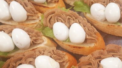 Брускетта с паштетом и перепелиными яйцами