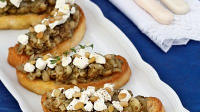 Чесночная брускетта с баклажанами