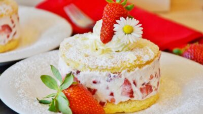 Бисквиты с клубникой и творожным кремом