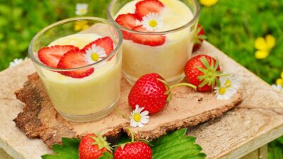 Ванильный молочный пудинг с клубникой