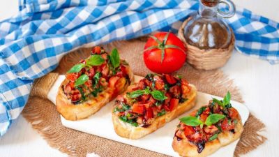 Брускетта с помидорами и соусом Табаско