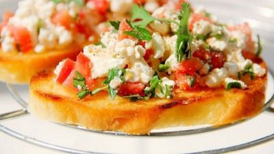 Брускетта с творогом, помидорами и чесноком