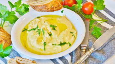 Хумус с чесноком и лимонным соком