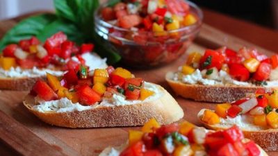 Брускетта с рикоттой, помидорами и красным луком