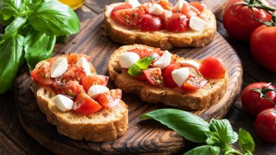 Брускетта с моцареллой в духовке