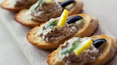 Брускетта с тунцом, оливками и помидорами