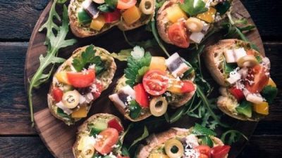 Брускетта с кальмарами и перцем чили