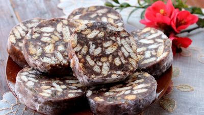 Шоколадная колбаска из печенья и сливочного масла