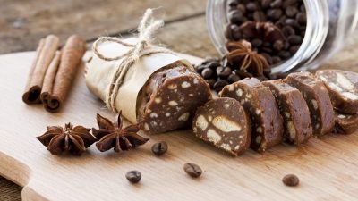 Сладкая колбаска из печенья со сметанным кремом