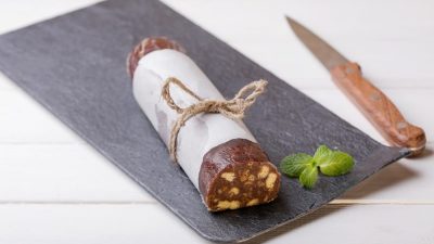 Сладкая колбаска из печенья с творогом и сухофруктами