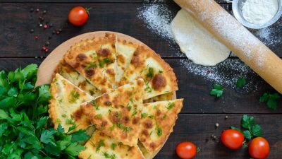 Хычины с сыром, картофелем и чесноком