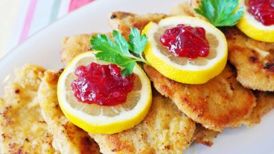 Шницель из свинины по-венски в сухарной панировке