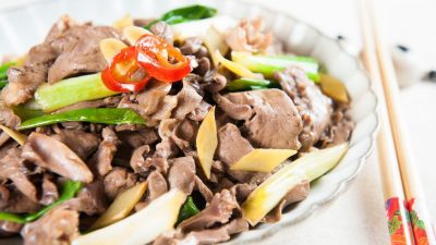 Салат из свиного сердца с маринованным луком и зеленью