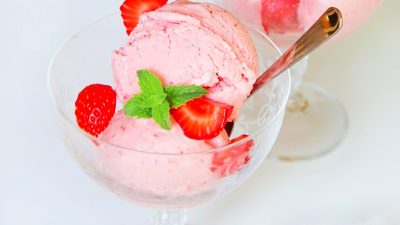 Клубничное мороженое на сливках