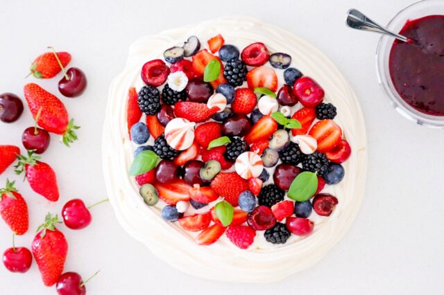Торт Павлова со взбитыми сливками и ягодами