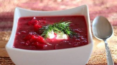 Горячий свекольник с мясом, овощами и зеленью