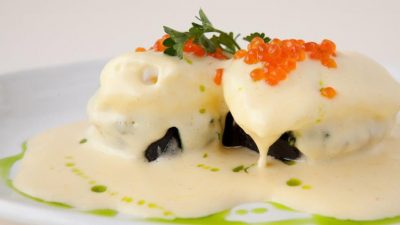 Яйца Бенедикт с красной икрой и шпинатом