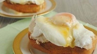 Яйца Бенедикт с куриным филе и соусом голландез