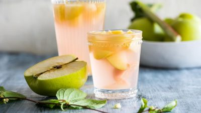 Компот из яблок и ревеня с гвоздикой