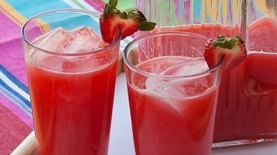 Компот из яблок и клубники с лимоном