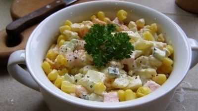 Салат «Оливье» со свининой и кукурузой