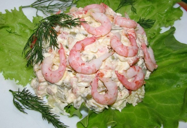 Салат с креветками, огурцом и яйцами — рецепт с фото пошагово