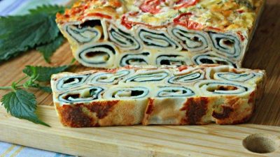 Блинная запеканка с крапивой и брынзой