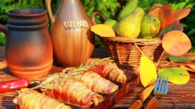 Маринованные куриные грудки с грушей в беконе