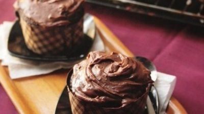 Шоколадные капкейки с начинкой на кислом молоке