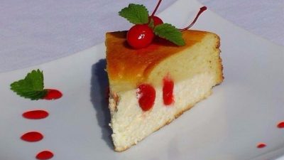 Пирог-ватрушка с вишней на сметане