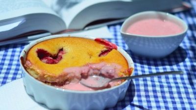 Творожная запеканка с клубникой в формочках