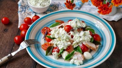 Салат из куриного филе и моцареллы с творожным соусом