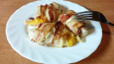 Куриные рулетики с сыром и орехами в беконе